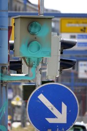 Der Kreuzungsblitzer an der Ecke Bahnhofstraße/Brückenstraße wurde mit grüner Farbe besprüht. 