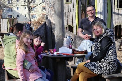 Familie Kretzschmer aus Thüringen macht mit Freunden ein Geburtstagspicknick auf dem Spielplatz am Schlobigpark.