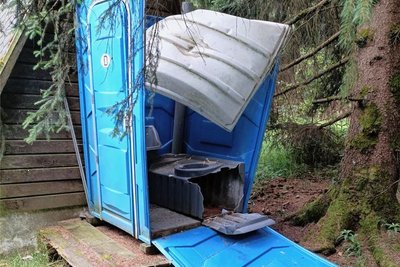 Ein Dixiklo im Geyerschen Wald, das auch Wanderer nutzen konnten, ist komplett zerstört worden. Die Polizei bittet um Hinweise.