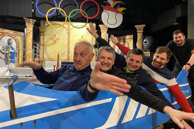 Die Herren der Ringe vom VTC Reichenbach - Jürgen Hanzlik, Karsten Grünwald, Andreas Grünwald, Neuberinhaus-Leiter Severin Zähringer und Robin Ebert als Bob-Anschieber gehören zum Aufbauteam des Tennisfaschings. Seit Tagen verwandeln viele Helfer den Musentempel in Deutschlands größte Feierstätte mit griechischem Ambiente.