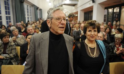 2008 besuchte Amos Oz die Stadt Chemnitz im Rahmen der Vergabe des Stefan-Heym-Preises.