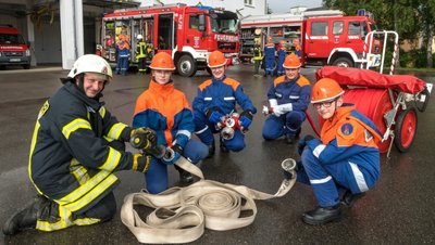 Nachwuchsarbeit nimmt eine immer größere Bedeutung ein. Während der Ausbildung der Jugendfeuerwehr Marienberg erklärt Jugendwart Markus Timmel auch Celina Rielemann, Rudi Görner, Luca Zienert und Jamie Lars Schreiter (v. l.), wie Hohlstrahlrohr, Verteiler und Schläuche vor einem Löschangriff richtig verbunden werden. 