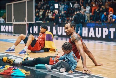 Kaputt, aber glücklich: Nelson Weidemann (hinten) und Darion Atkins (mit Nachwuchs) nach dem 87:86-Sieg am Freitag gegen Frankfurt.