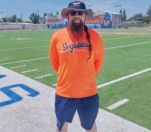 Freibergs Footballtrainer Norman Schreiter vor dem Sportgelände des College of the Sequoias in Visalia (Kalifornien). Dort ist er fünfmal in der Woche sowie bei Heimspielen auch am Wochenende im Einsatz. 