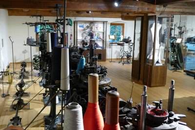 Im Gelenauer Strumpfmuseum gibt es noch viel mehr historische Technik und Produkte vergangener Epochen zu bestaunen.