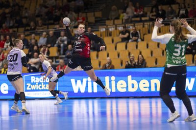 BSV-Kapitänin Laura Szabo (am Ball) kam am Kreis am Mittwoch nicht wie gewohnt zum Zuge. Dafür war bei den Strafwürfen auf sie Verlass.