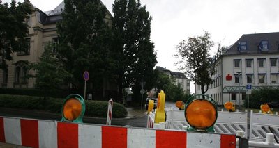 
              <p class="artikelinhalt">Baustelle Landratsamt: Die Kreisverwaltung in Plauen erhält derzeit einen Glasfaseranschluss, der ab 1. August den schnellen Datenaustausch zwischen den künftig 900 Mitarbeitern der Mammutbehörde gewährleisten soll. Im Zuge der Verwaltungsreform in Sachsen erhält das Landratsamt sowohl mehr Aufgaben als auch mehr Personal von bisher staatlichen Behörden und der kreisfreien Stadt Plauen.</p>
            