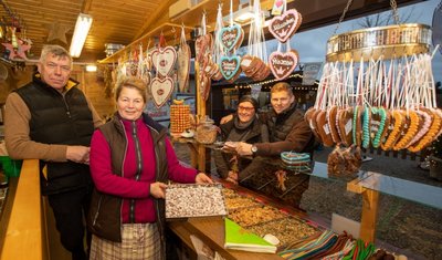 Weil der Weihnachtsmarkt abgesagt wurde, ist die Plauener Schaustellerfamilie Hickmann mit einem Stand nun an der Plauener Seumestraße zu finden. 