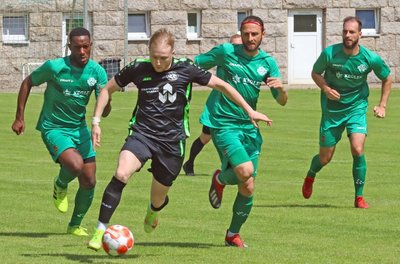 Auch wenn in dieser Szene drei Spieler aus Limbach-Oberfrohna einem Werdauer hinterherlaufen: Am Ende setzte sich der FSV im Halbfinale am Pfingstmontag beim Pokalsieger des Vorjahres durch. 