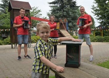 Eric Lindner, Svenja Liebold und Moritz Walther (hinten v. li.) haben die Futterhäuschen ins Kinderhaus Neustädtel gebracht, wo auch der dreijährige Jarne Oster betreut wird. 