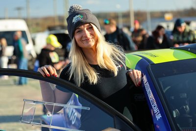 Philip Geipel´s Co-Pilotin Katrin Becker mit "Erze-Wetter"-Mütze, welche allerdings schon ausverkauft ist.