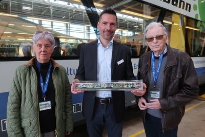 Die ehemalige Verantwortliche für den Nahverkehr im sächsischen Wirtschaftsministerium, Brigitte Wunderlich, übergab eine Vogtlandbahn an Werkstattleiter Benjamin Drechsler (Mitte); auch der ehemalige Geschäftsführer der Vogtlandbahn Peter Dörfelt kam zum Tag der offenen Tür.