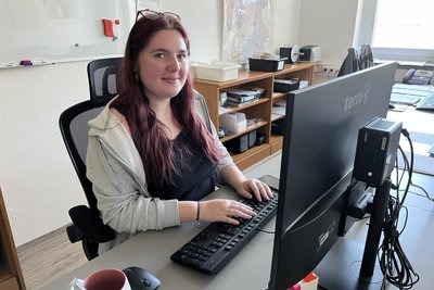Finja Lotte Schönenberger absolviert ein Praktikum im Betrieb. Ab August will die 19-Jährige hier den Beruf einer Industriekauffrau erlernen.