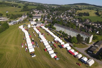 Zeltstadt an der Seiffener Wettinhöhe: 78 Zelte wurden für die Jugendfeuerwehrtage aufgebaut. Foto: