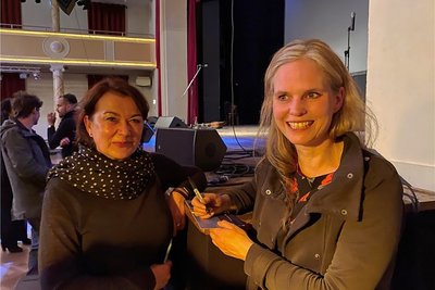 Ines Wolter aus Chemnitz lässt sich von Dota Kehr ein Autogramm geben.