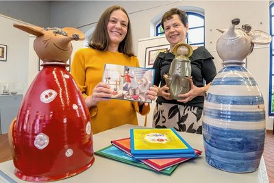 Die Tonfiguren zeigen die beiden Mäuse aus den Kinderbüchern von Margit Eisenzimmer. Anna Haag (li.) hat die Bilder dazu gemalt. 