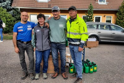 Abschiedsfoto: Rico Richter, Gründungsmitglied des Vereins Rasentrecker Rennsport Club Brand-Erbisdorf (RTRC) und Teil der Rennleitung, Katrin und Carsten Nürnberger, Eigentümer des Unternehmens Landtechnik Nürnberger GmbH, und Mirko Frank, RTRC-Vorsitzender (v.l.), in Schellenberg.