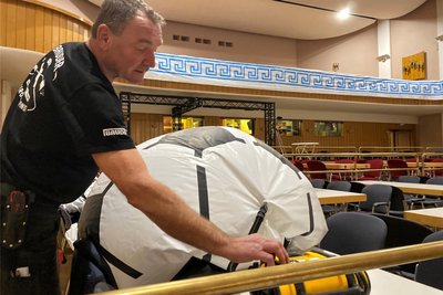 Ohne elektrische Luftpumpe geht da nix. Dachdecker und Tefa-Urgestein Michael Ritter hat riesige Fußballnachbildungen aufgetrieben und installiert sie im Haus.