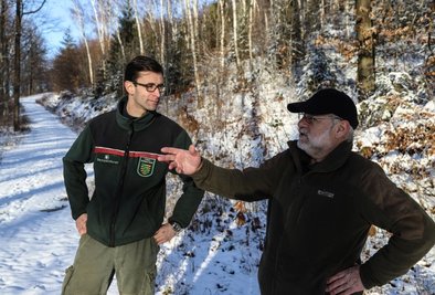 Holger Stark (rechts) hat bis Mitte 2020 das Forstrevier Aue geleitet. Sein Nachfolger ist Frank Dietrich, dem er noch viel aus seiner Dienstzeit zu berichten hat, hier im Burkhardtswald bei Aue. 