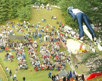2005: Damals wagten sich 32 Starterinnen in Pöhla über den Bakken, bestaunt und angefeuert von vielen Zuschauern. 