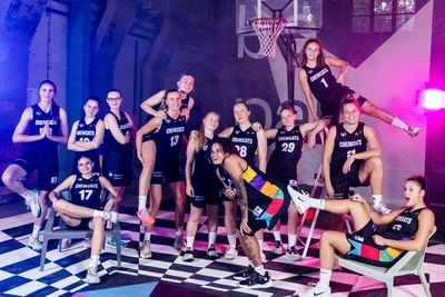 Wenn ein Foto alles über die Stimmung in der Mannschaft sagt: die Chemcats für die Saison 2023/24 in der 2. Basketball-Bundesliga. Hinten von links: Tereza Hebisch, Leni Knorr, Charlotte Wahren, Emilia Dannebauer, Lilly Küppers, Chiara Schmieder, Leni Beier, Leann Rebentisch, Joy Baum, Lucile Peroche. Vorn von links: Louise Pfeil, Myah Taylor, Jessica Kluge. 
