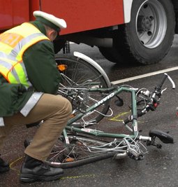 
              <p class="artikelinhalt">Haben zugenommen: Unfälle mit Radfahrern. Wohl dem, der sich mit einem Helm vor schlimmeren Schäden geschützt hat.</p>
            