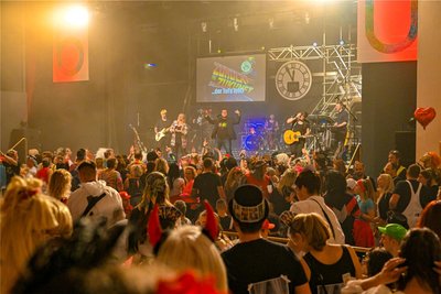 Rückblick. Der 60. Tennisfasching im Vorjahr stand im Zeichen „Zurück in die Zukunft“. Am Samstag wird auch im Reichenbacher Olympiadorf wieder die Post abgehen.