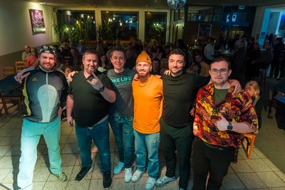 „Sause“-Eventmanager Christian Sprandel (2. von links) und seine Gäste, die Comedians Jonny ohne Cash, Robert Sprössig, Carl mit Zeh, Panno und Karl Röthner.