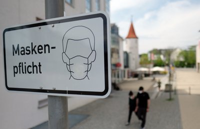 Die Schilder in der Plauener Innenstadt, die auf das Tragen eines Mund-Nasen-Schutzes hinweisen, werden abmontiert