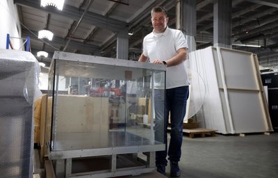 Ein Glaswürfel mit einem Meter Kantenlänge - so sieht der Prototyp einer neuartigen Edelgasvitrine aus, der bei der Firma Seiwo gebaut wurde. In ihr können empfindliche Exponate geschützt werden.