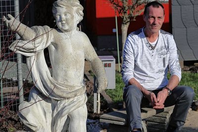 Jörg Seifert gestaltet gern etwas Neues in seinem Garten. An Stelle eines Teiches grüßt bei ihm nun Amor