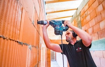 Elektriker Ralf Goliberzuch von der Lößnitzer Firma Elektro Böttger bohrt einen Durchbruch.