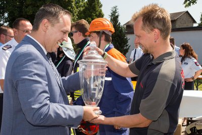 Landrat Rico Anton (l.) überreicht dem Sebastian Walther, Jugendwart der Freiwilligen Feuerwehr Forchheim, die Siegertrophäe.