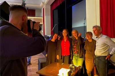 Fotograf Marcel Schlenkrich fotografiert die Sängerin Dota Kehr (Mitte) und die Schauspielerin Anja Lechle (2.v.l.) mit Heike Wenige (l.), Jana Pinka und Stefan Benkert (r.)vom Bündnis "Freiberg für alle".
