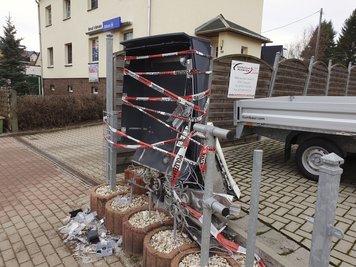 Unbekannte haben in Pfaffenhain einen Zigarettenautomat gesprengt ...