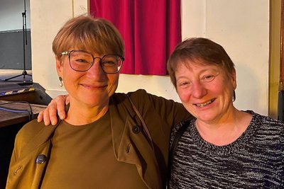 Jana Pinka (58) und ihre Schwester Ute Rehnert (56) sind beide Fans von Dota Kehr.