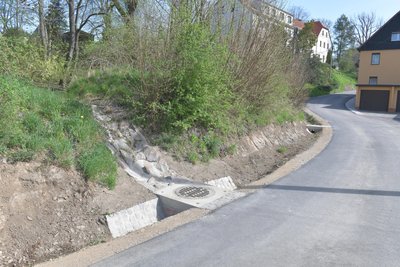 Bei der Sanierung der Straße Am Teich in Reichenbach wurden Glasfaser- und Stromleitungen mit verlegt. Zudem erneuerte der Wasserzweckverband teils die Wasserleitungen.