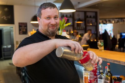 Christian Sprandel an der Bar. Am Abend gibt es hier Drinks für die Comedy- und Party-Gäste, wochentags brät Sprandel auch Bacon und belegt Brötchen.