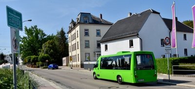 Nahe der Bushaltestelle an der Einfahrt zum Diska-Markt an der Frohnbachstraße soll eine Fußgängerampelanlage errichtet werden.