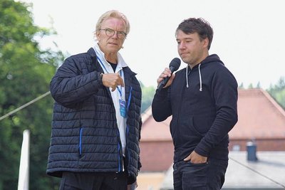 Entertainer Wolfgang Lippert (links) und Musiker Sebastian Wildgrube aus Bad Elster, bei den Proben zur MDR-Show "Damals war's" gestern auf der Bühne am Badeplatz in Bad Elster.