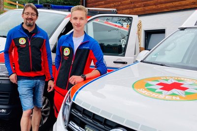 Ronny Meisel (l.), der Vorsitzende der Bergwacht Carlsfeld, und Lukas Anger sind mit ihren Kollegen rund um die Uhr abrufbar, um anderen Menschen in Notfällen zu helfen – eine Leistung im Ehrenamt.