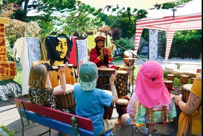 Arba Manillah lädt am Samstag zu einem Kids-Festival ein, bei dem unter anderem getrommelt wird.