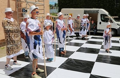 Beim diesjährigen Stollberger Stadtfest boten die Mitglieder des SKV eine Partie Lebendschach dar. Stojanovski (l.) machte als Turm eine gute Figur.