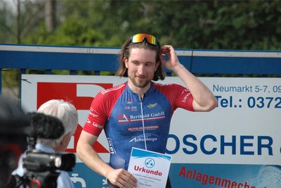 Knapp am Sieg im Kriterium vorbei: Anton Benedix, hier im Gespräch mit Bürgermeister Dieter Greysinger, sammelte in Hainichen viele Punkte und wurde Zweiter.