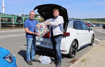 Der frühere IHK-Chef Bernd Fritzsche (l.) mit Henri Sippel, der bei VW arbeitet. Auch der Autobauer unterstützt die Sammler. 