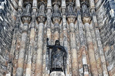 Der Apostel Jakobus an der Westfassade der Kirche St. Jakobi. Nach der Restaurierung kommt er an die Nordseite. 