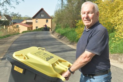 Anwohner Eberhard Weise von der Straße Am Teich in Reichenbach sagt: „Ich freue mich, meine Entsorgungstonnen nun wieder problemlos an die Straße bringen zu können.“
