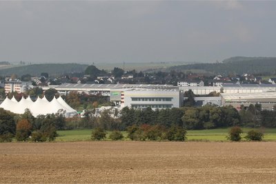 Blick auf einen Teil des Geländes des Bio-Großhändlers Dennree in Töpen. Die Polizei bescheinigt ihm, „hervorragend kooperiert“ zu haben.