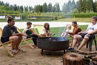Jugendliche aus dem oberen Vogtland haben auf dem Beachvolleyballplatz des ESV Lok Adorf an einem Feriencamp teilgenommen. Dazu gehörte auch das eigenständige Zubereiten der Verpflegung. 