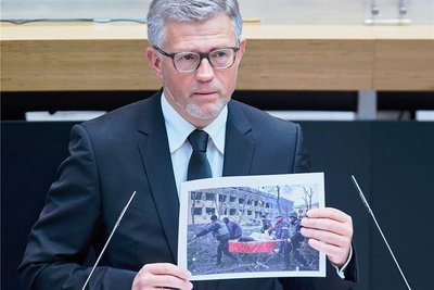 Botschafter Andrij Melnyk zeigt ein Bild des zerstörten Kinderkrankenhauses von Mariupol. 